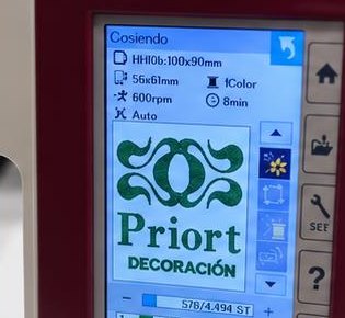 Pantalla de la máquina de bordar con el diseño del logotipo de Priort