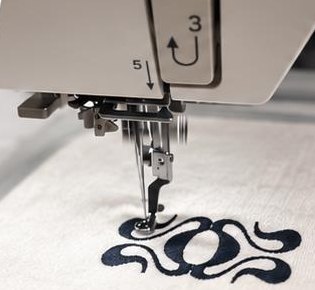 Máquina de bordar preparada sobre el tejido