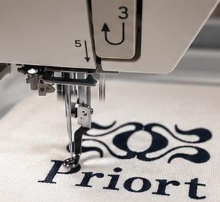 Bordado del logotipo de Priort en máquina