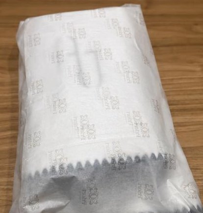 Toallas bordadas envueltas y listas para regalar